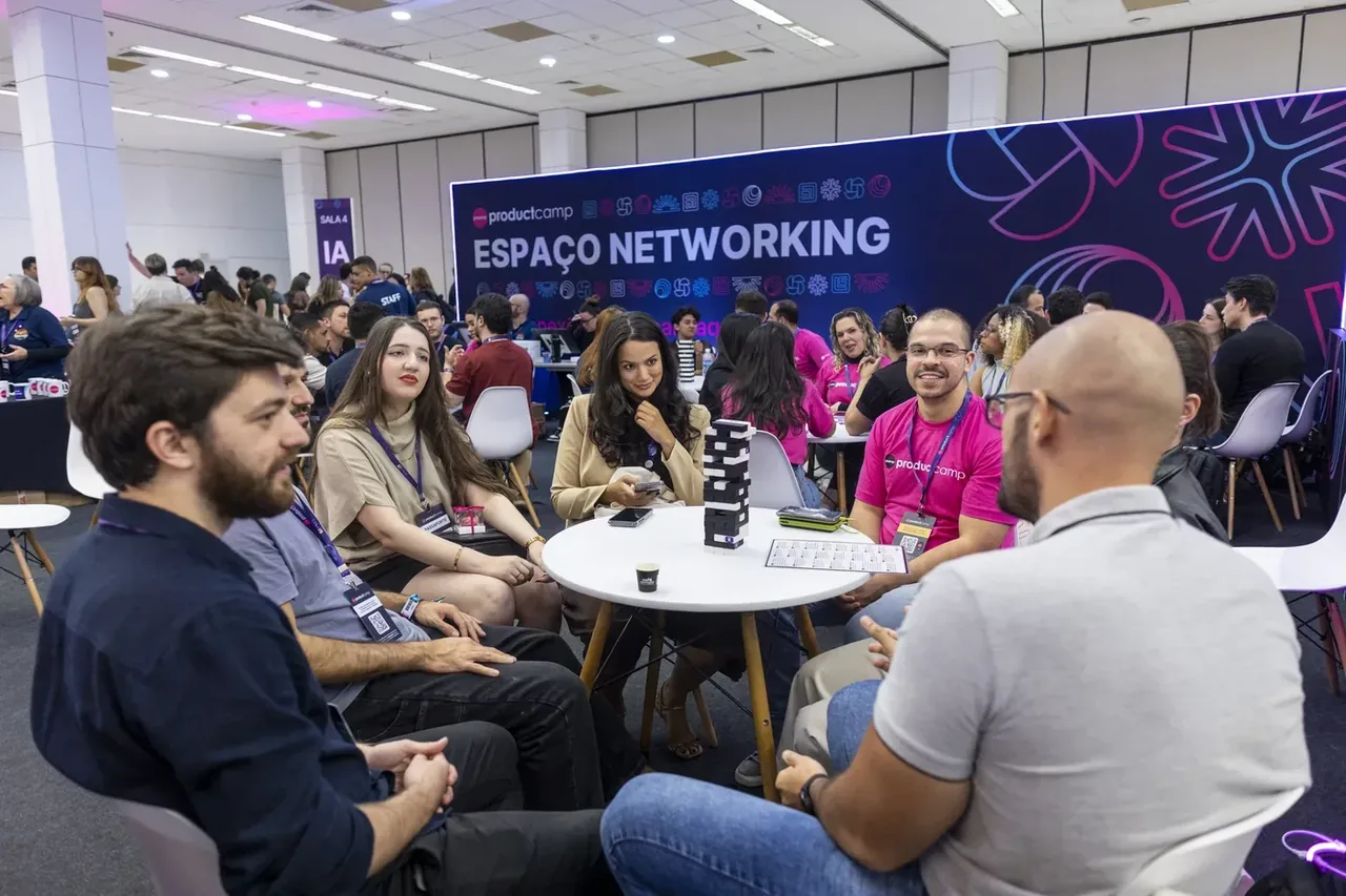 Espaço de networking do Product Camp 2025