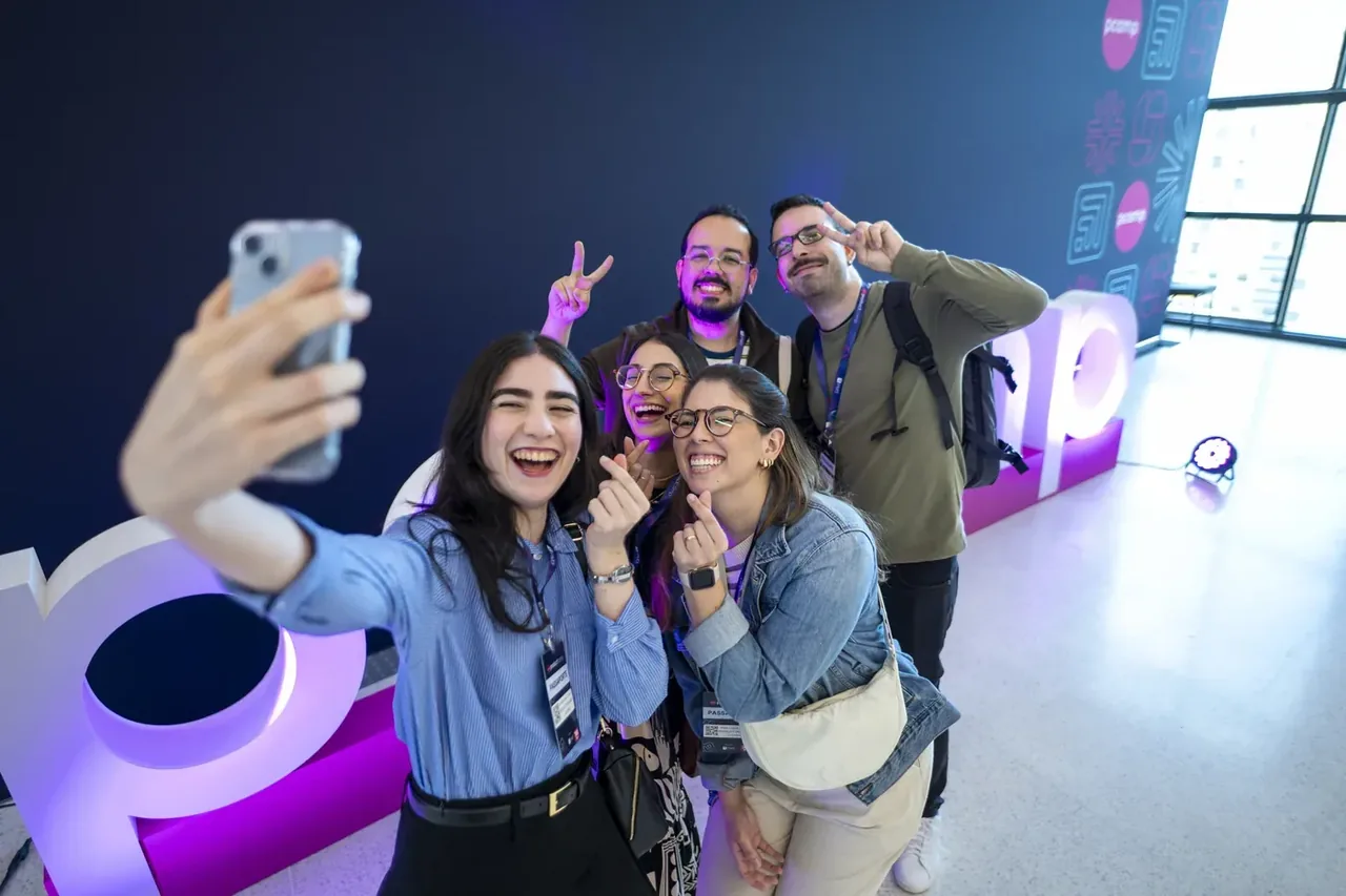 Participantes tirando selfie no PCamp 2025