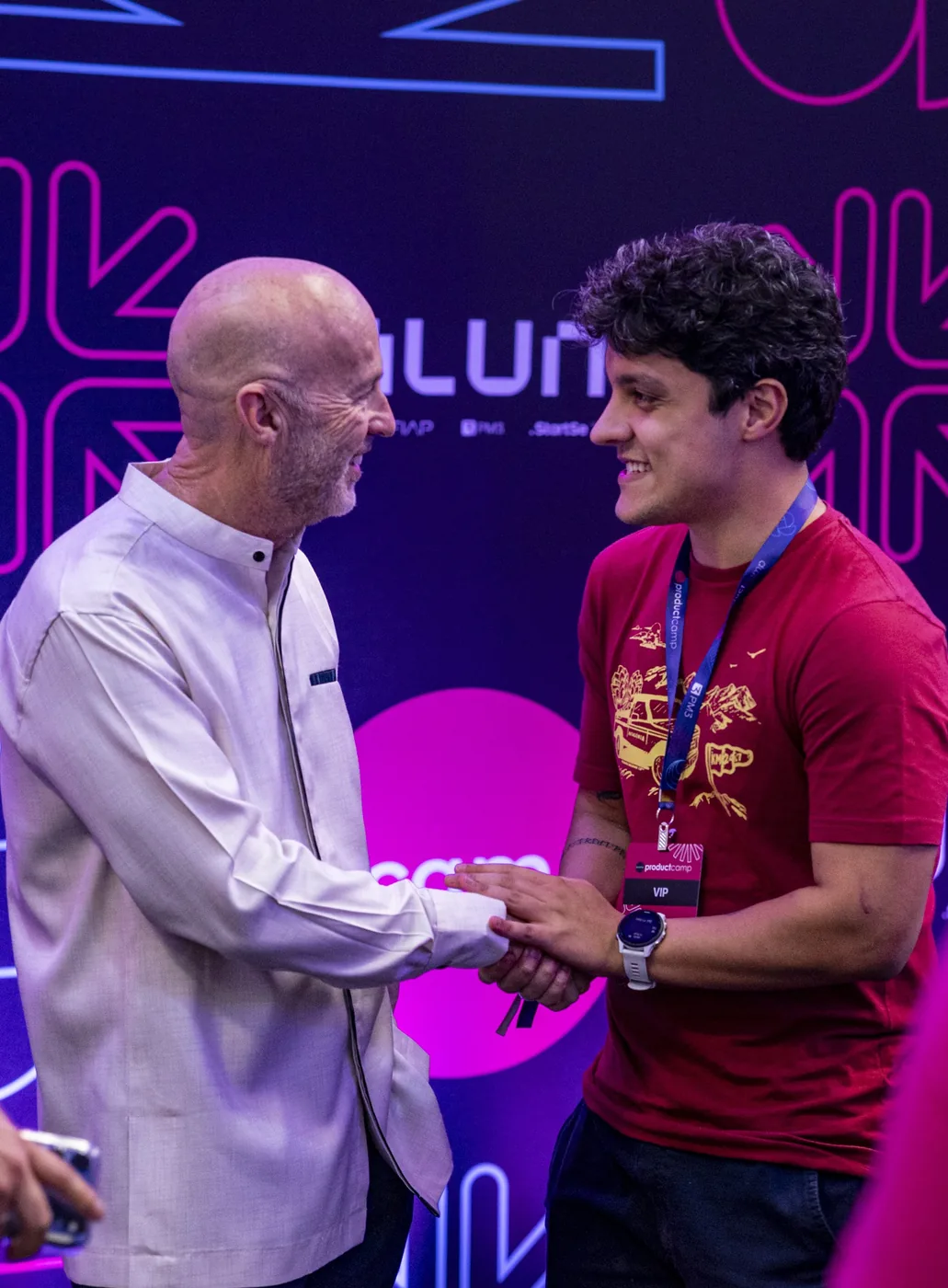 Marty Cagan cumprimentando participante VIP no PCamp 2025